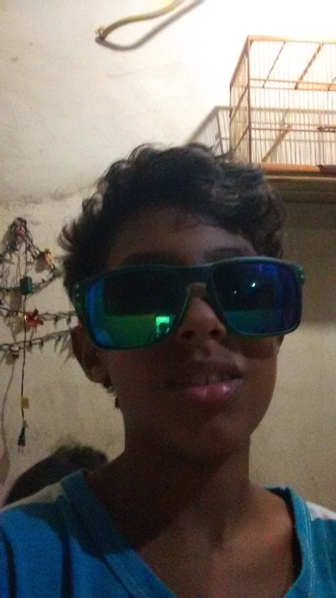 Crlh essa foto fico MT feia eu ia gravar vlog pro canal só que desisti pq meu cabelo tava gigante kkkk