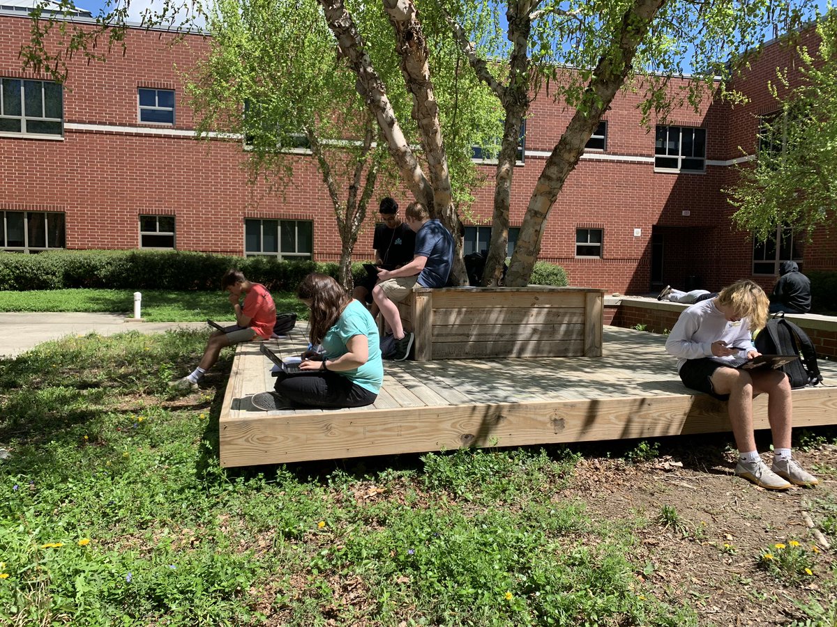 nadiahassann's tweet photo. By student request, we spent some time outside today on a beautiful day. Not sure when my eyes will stop burning from the pollen, but at least the weather was nice #springinvirginia #yellowfog @PowhatanHS https://t.co/FKBxdqkcvp