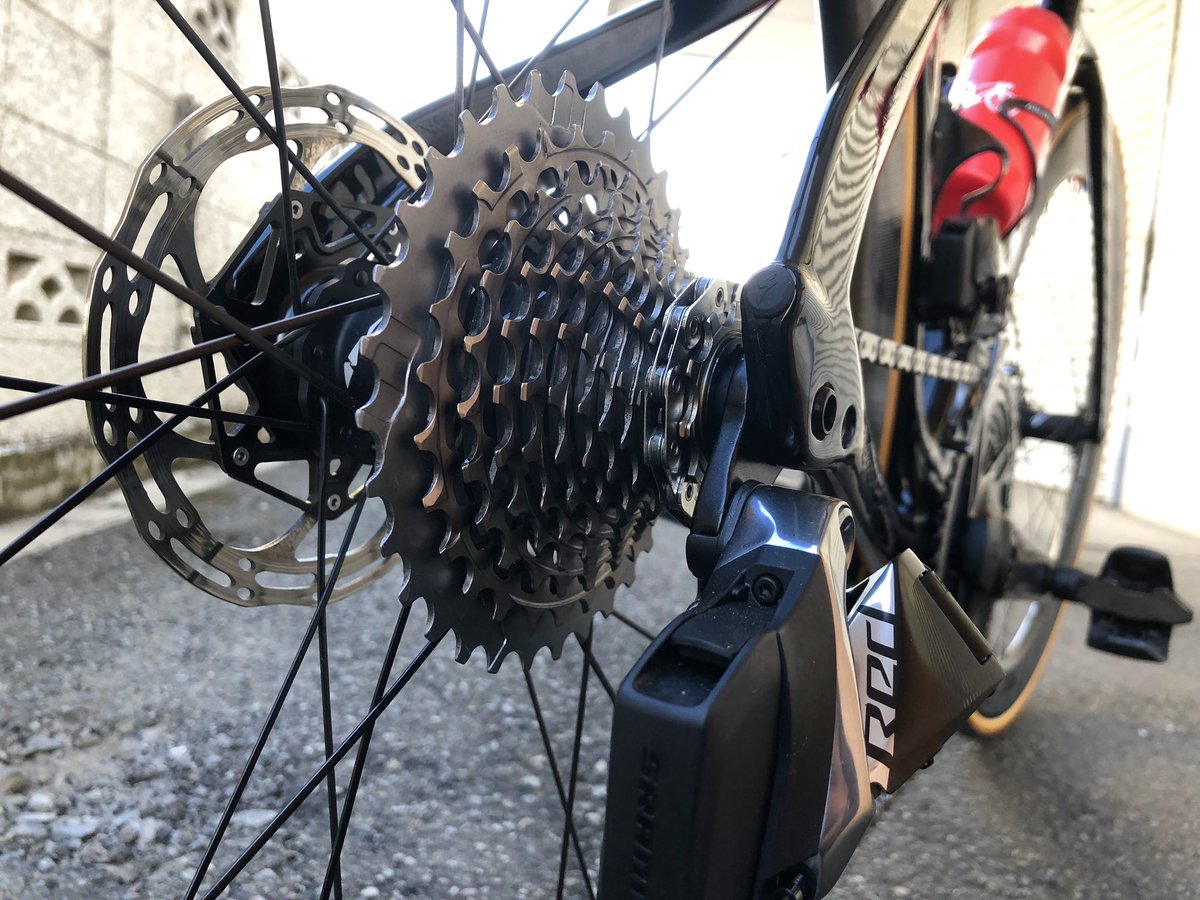 BiciclettaShido's tweet photo. SRAM RED eTap AXS & ZIPPコンポーネントのデモ車的なVENGEが出来上がりました。天気の良い日中でしたらご試乗もできますよ。
#sram #red #etap #etapaxs #12speed #zippwheels #zippcomponents #specialized #venge https://t.co/bNfQ7TGDNX