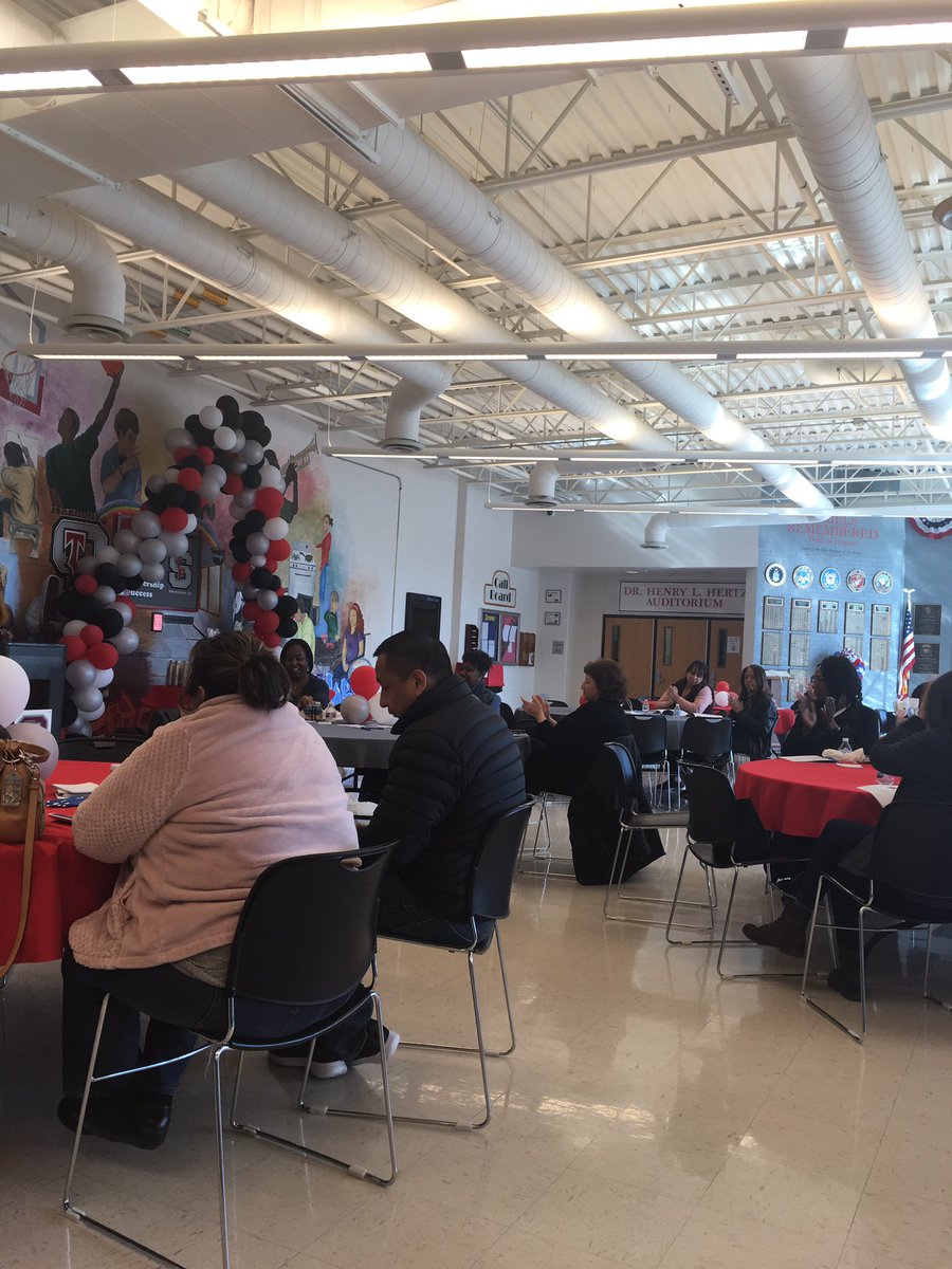 DawnWal86402113's tweet photo. Late Tweet but I enjoyed the 6th Annual Family Summit for District 215 on this past Saturday. @tfdcal215 #TeamPhemomenal215 #TFSouth #TFNPride #TFCenterproud @RenaWhitten https://t.co/eRZflSjyiY