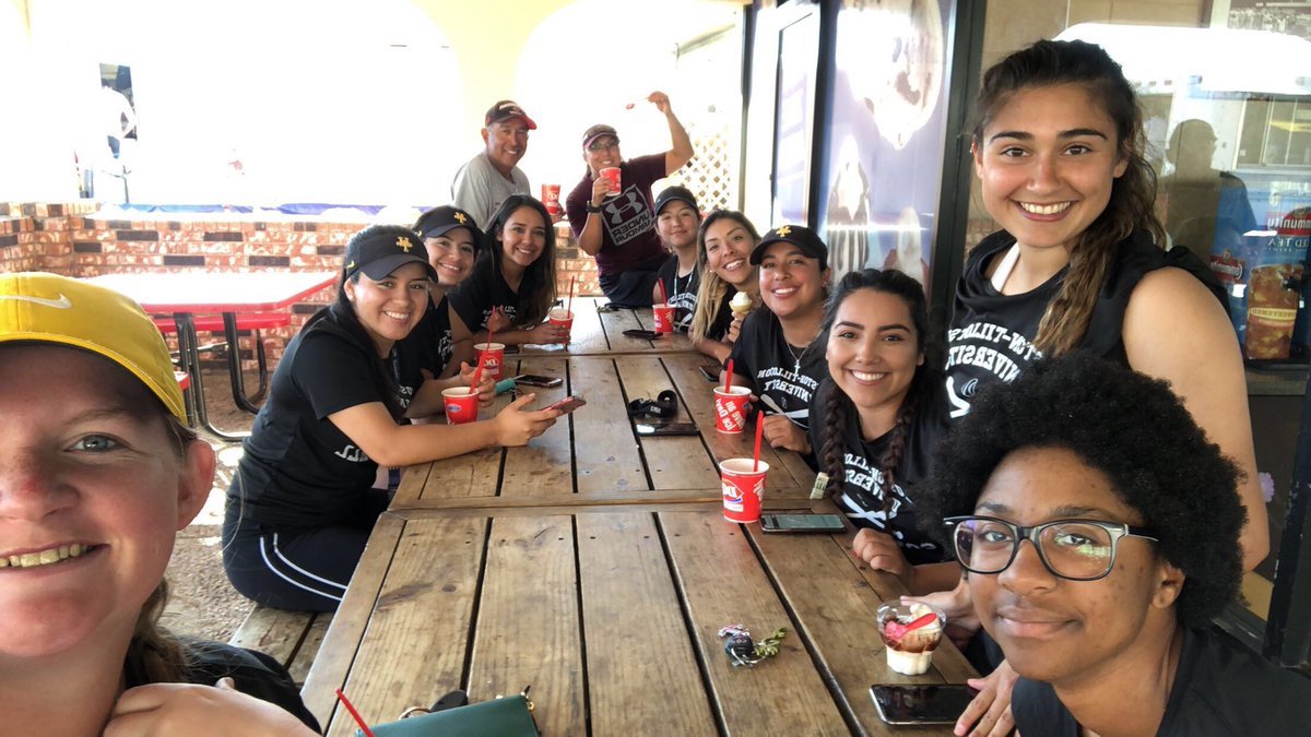 HTU_Softball's tweet photo. Took these ladies out for an ice cream date after practice💛 
#HTSOFTBALL🥎💛 https://t.co/fbzWh4yVdk