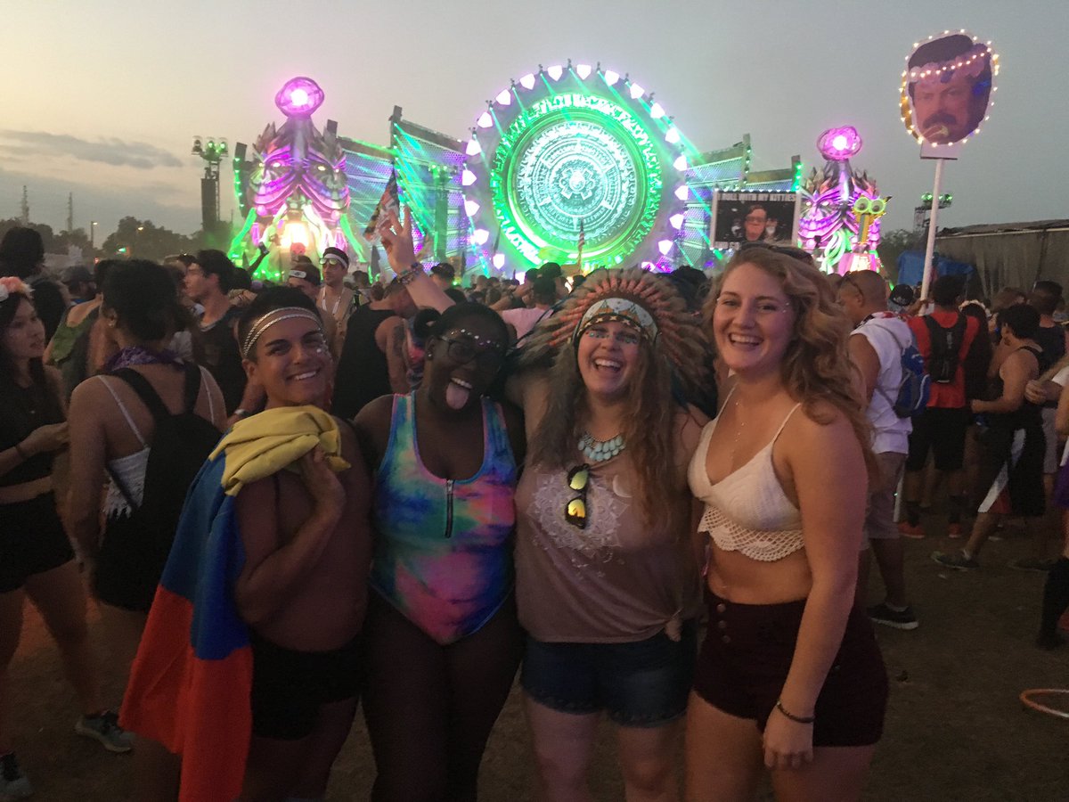 berkleyraine's tweet photo. @xl1067 #EDCXL @LexieDarliene @shawnakirwan @BryanMonroy9 edc brings the best out of us ❤️💙💚💛🧡💜 love us some PLUR #MYTRIBE https://t.co/1Jk21nm0uo