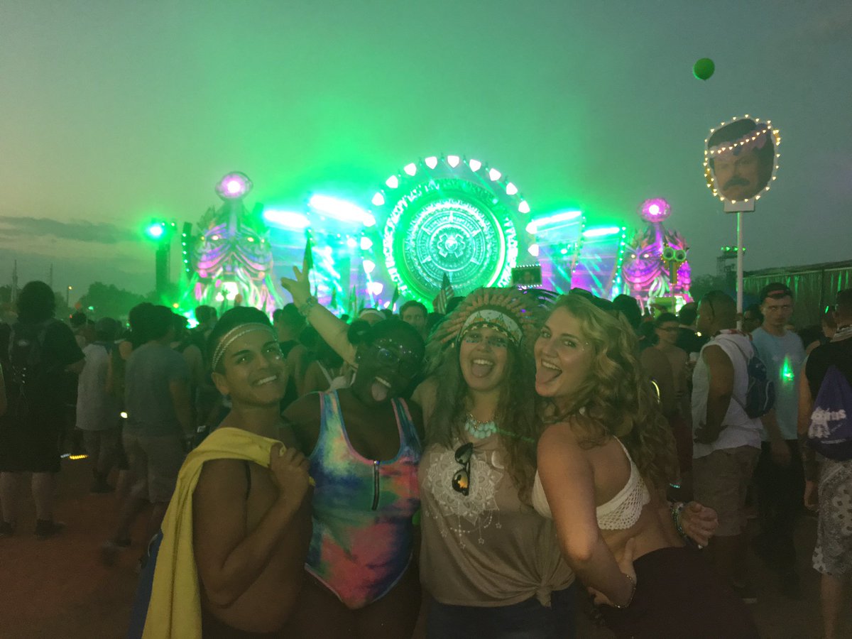 berkleyraine's tweet photo. @xl1067 #EDCXL @LexieDarliene @shawnakirwan @BryanMonroy9 edc brings the best out of us ❤️💙💚💛🧡💜 love us some PLUR #MYTRIBE https://t.co/1Jk21nm0uo