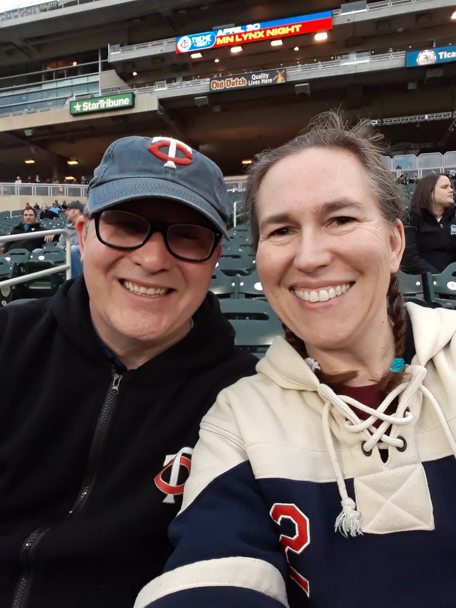 peazyt's tweet photo. It'll take too much time for me to take pics with everyone here I know! #MNTwins #FlagRaiser #Twinspics https://t.co/pucrHrrJWW