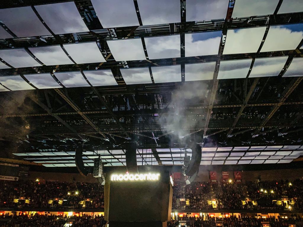 meyerproinc's tweet image. We are excited to be working with the @trailblazers again for the player intros before every playoff game! In addition to projecting on a 360 cylinder screen, we are also projecting on the ceiling panels. #meyerpro #ripcity