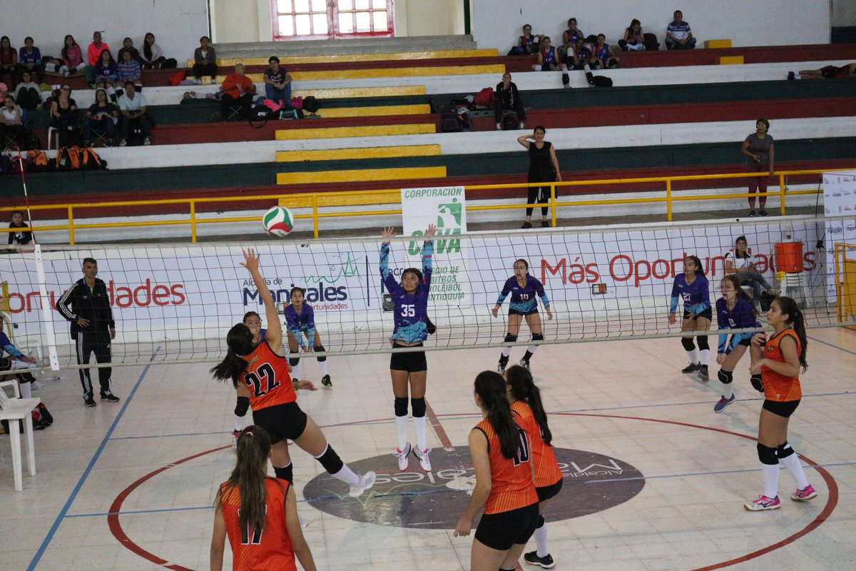 FestinalM's tweet photo. ¡MÁS EMOCIONES! 🤩🏐

Segundo día de competencias en el Festival Nacional de Voleibol. Desde temprano deportistas y visitantes disfrutan de este deporte en los diferentes escenarios de la Unidad Deportiva Palogrande. https://t.co/nUpGN0TQDd