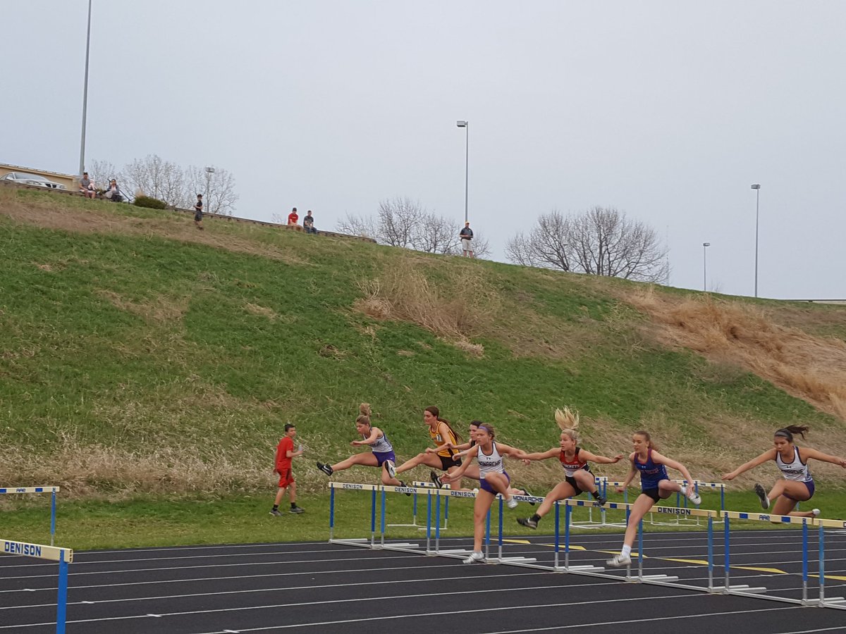 RichStoffers1's tweet photo. Rockets competing like crazy @ Nelson Relays on an awesome nite 4 these H.S. tracksters. Love watching Luft, Oeser &amp; Kock competing in hurdle races &amp; a 4 x200 @KeeganSimons @AWVRocketNation ! #TrackingIt https://t.co/VyX1rzG88p