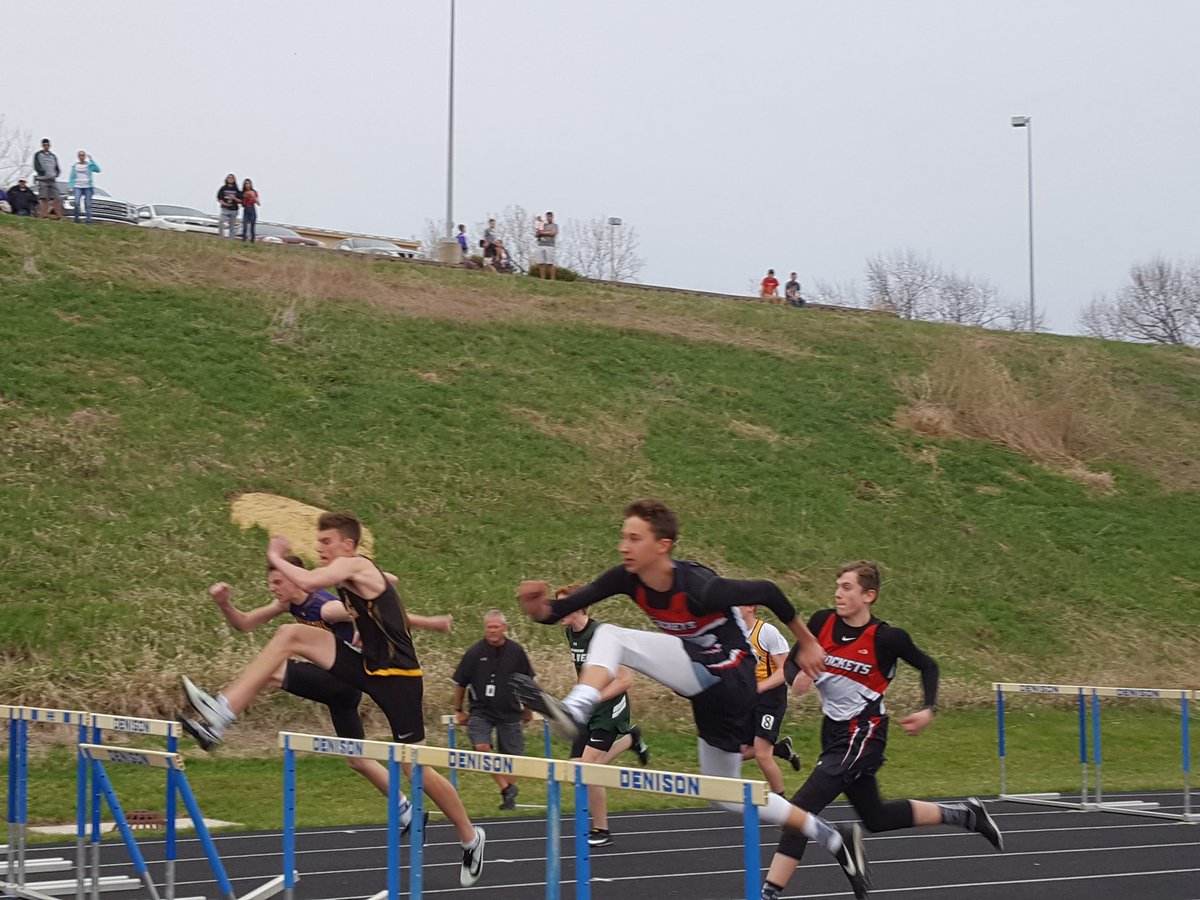 RichStoffers1's tweet photo. Rockets competing like crazy @ Nelson Relays on an awesome nite 4 these H.S. tracksters. Love watching Luft, Oeser &amp; Kock competing in hurdle races &amp; a 4 x200 @KeeganSimons @AWVRocketNation ! #TrackingIt https://t.co/VyX1rzG88p