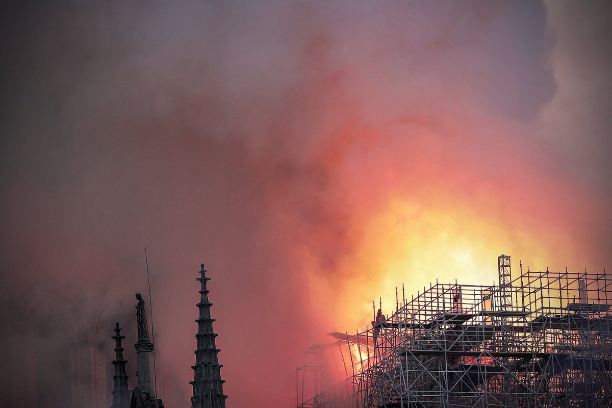 rozetked's tweet image. Трагедия дня — горит Собор Парижской Богоматери.

Уже поступило заявление, что спасти собор не удастся. Примечательно, что в этот же день, 15 апреля 1912 затонул Титаник.

rozetked.me/news/5687-v-pa…