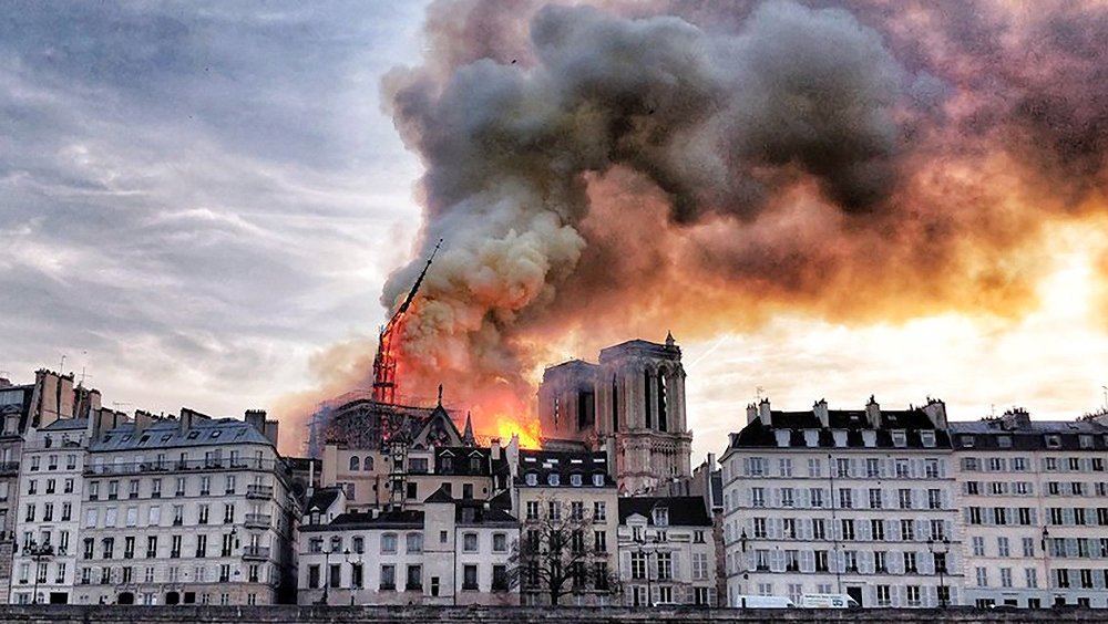 rozetked's tweet image. Трагедия дня — горит Собор Парижской Богоматери.

Уже поступило заявление, что спасти собор не удастся. Примечательно, что в этот же день, 15 апреля 1912 затонул Титаник.

rozetked.me/news/5687-v-pa…