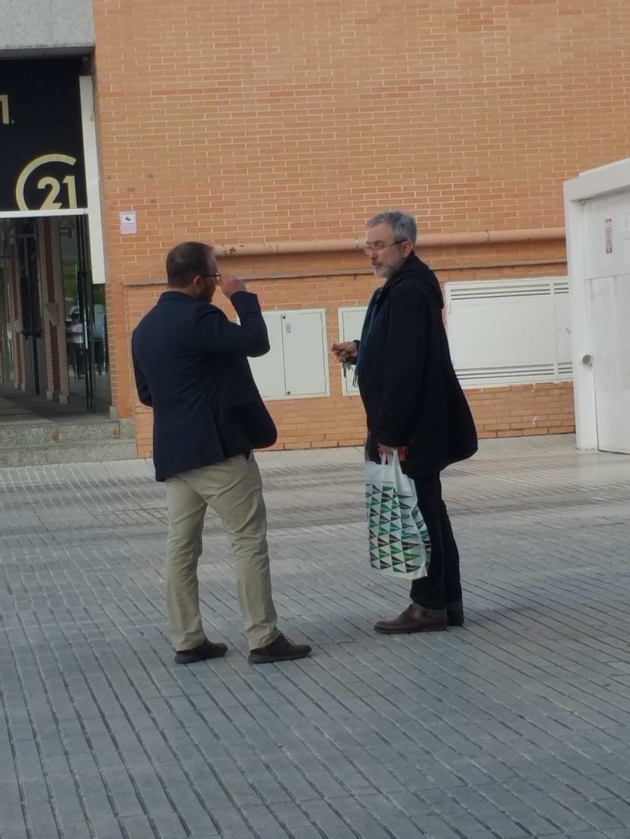 psoelasrozas's tweet photo. Hoy hemos estado con nuestro candidato a la alcaldía, Nando Di-Lolli, hablando de los 110 compromisos con vecinos y trabajadores de la zona del parque empresarial, c/Camilo José Cela #LasRozas #VotaPSOE #VotaPedroSanchez https://t.co/pgWXd2Ph0h