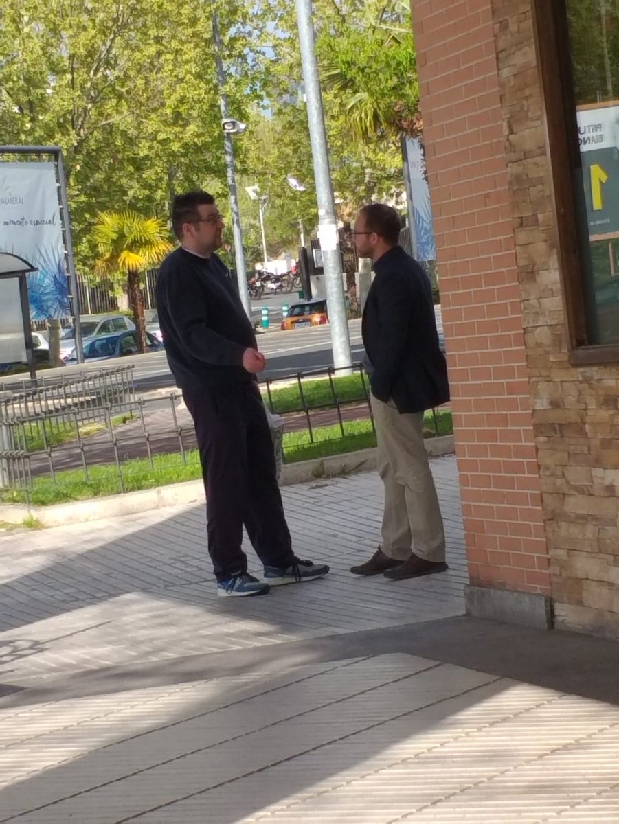 psoelasrozas's tweet photo. Hoy hemos estado con nuestro candidato a la alcaldía, Nando Di-Lolli, hablando de los 110 compromisos con vecinos y trabajadores de la zona del parque empresarial, c/Camilo José Cela #LasRozas #VotaPSOE #VotaPedroSanchez https://t.co/pgWXd2Ph0h
