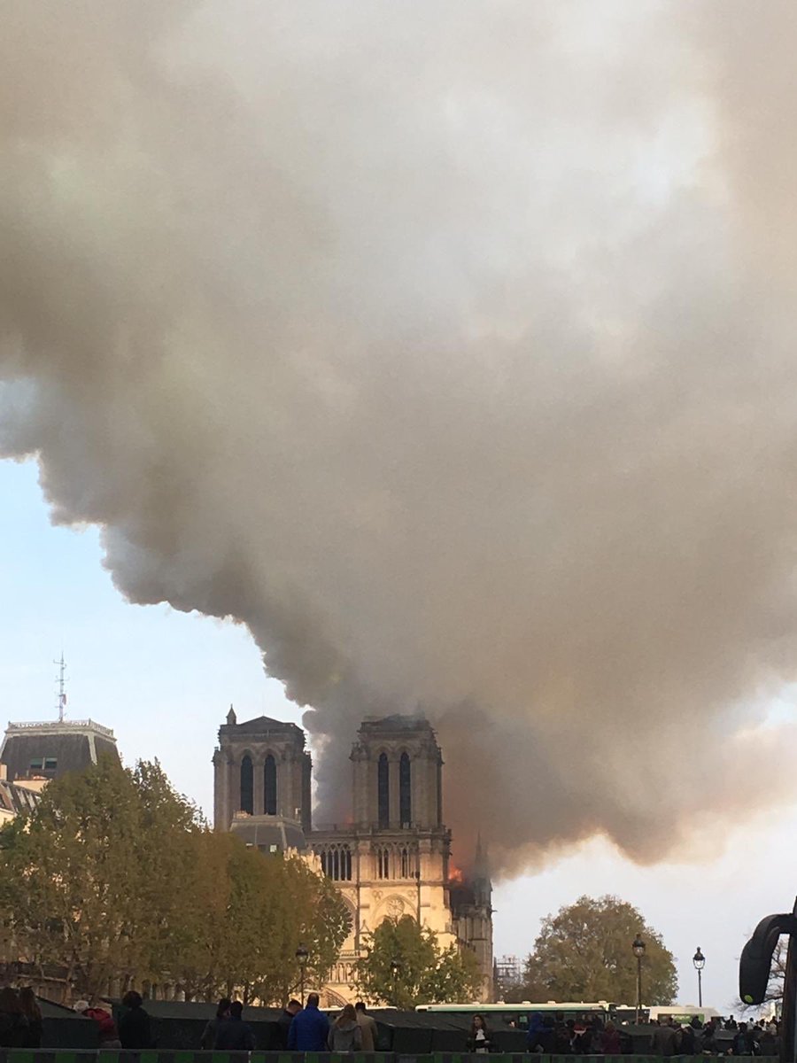 C’est le patrimoine de tous les catholiques, le patrimoine de tous les français, le patrimoine de toute l’Humanité qui est dévoré par les flammes. 
Nos prières convergent vers une seule espérance, que les #pompiersdeparis circonscrivent ce désastre 🙏🏻