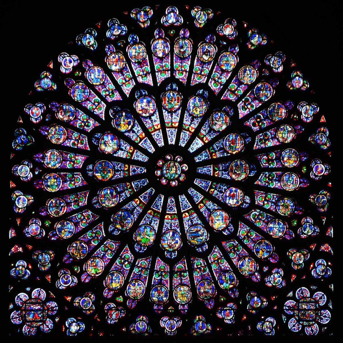 TuncayOezdamar's tweet photo. Heute hat die Welt wahrscheinlich 3 der schönsten Glasfenster verloren, die je gebaut wurden:
 - Das Westrose-Fenster (1220)
 - Das nördliche Rosettenfenster (1268)
 - Das südliche Rosettenfenster (1260)
(Quelle: https://t.co/vPy9IADRn5) #NotreDame https://t.co/Xyfg72Nud5