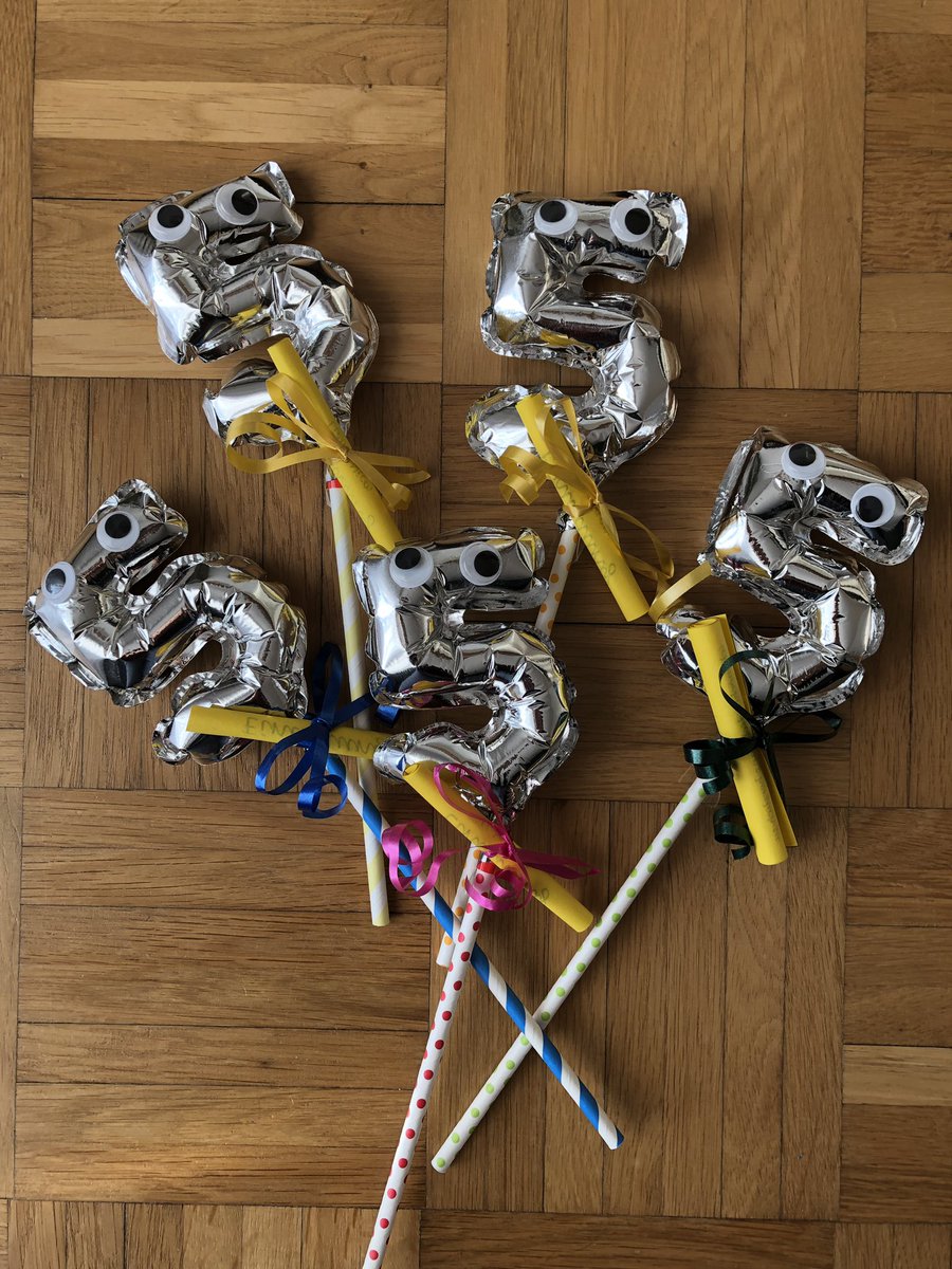 Einladungskarten 

Was ihr dafür braucht: Mini-Folienballons (z. B. von Hema), bunte Papierstrohhalme, Wackelaugen, Sekundenkleber, Geschenkband und Einladungskarten selbst (haben wir am Computer geschrieben). Das war’s 🙃

Viel Spaß beim Nachbasteln 🥳