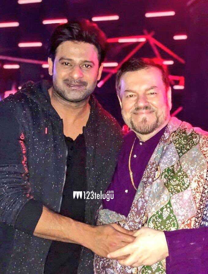 123telugu's tweet photo. On Location Still : #Prabhas with #NeilMukesh's dad

https://t.co/cZpdL1Ya5p

#Saaho #SaahoOnAug15th https://t.co/kWhuPCg5Qr