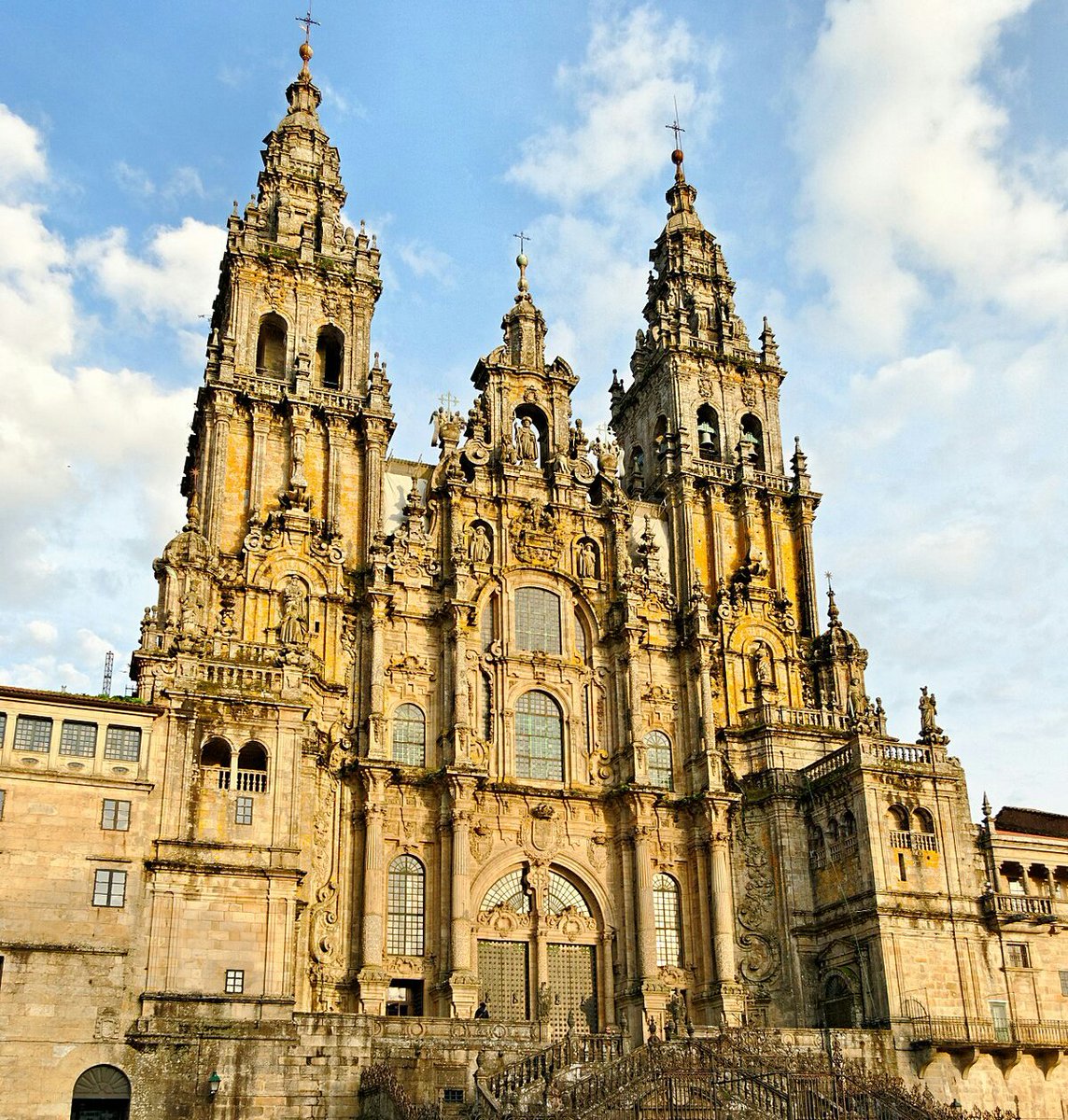 Cuando decís que Notre Dame es patrimonio de la Humanidad... ¿De qué humanidad habláis? ¿De los hombres blancos y heteros que la mandaron hacer y para quienes se hizo? Ningune negrx o asiaticx o LGTBI ha podido sentir entre estos muros más que el peso de una tradición asesina