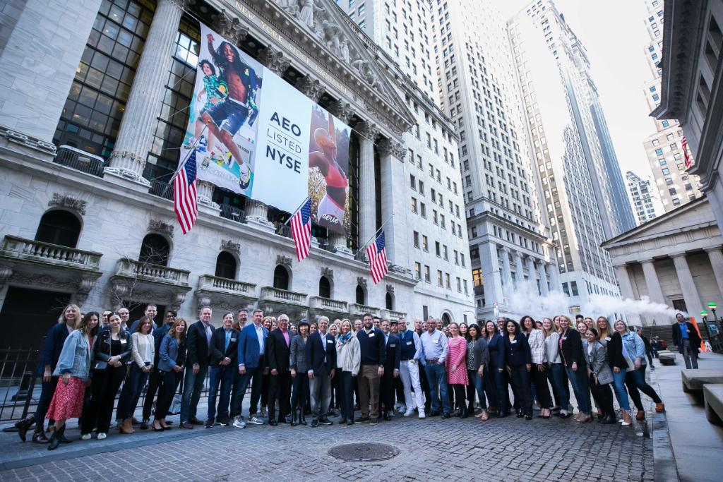 AEO's tweet photo. It’s the 25th Anniversary of AEO Inc.'s IPO! We celebrated this honor &amp; being named #RetaileroftheYear by the American Apparel and Footwear Association with @Aerie at the NYSE #OpeningBellCeremony this morning – and we couldn’t have done it without YOU! https://t.co/K5qgAo6HtT