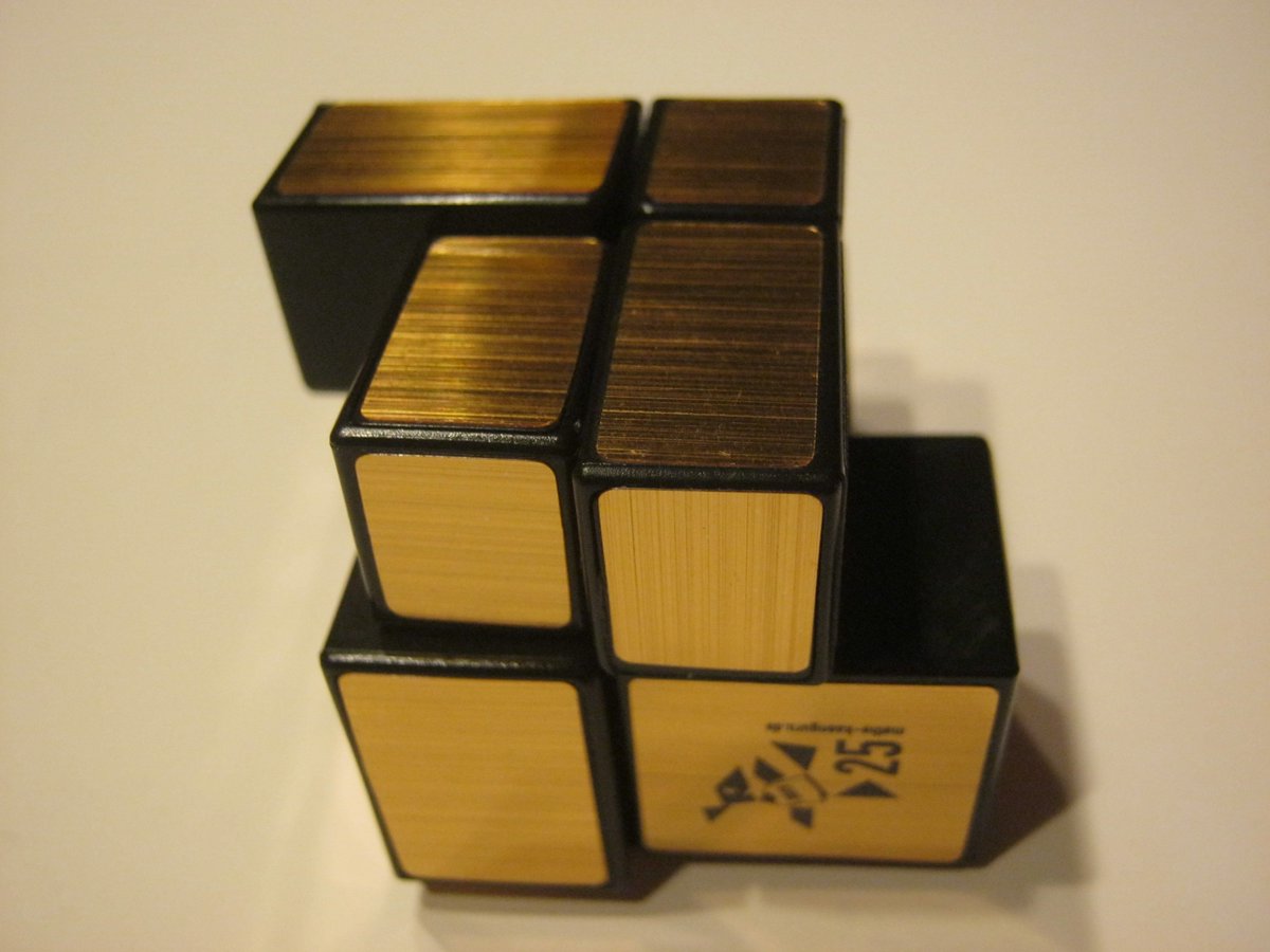 Mathias Magdowski on Twitter: "Noch etwas Schönes zum Tagesabschluss: Die  TeilnehmerInnen des diesjährigen Wettbewerbs "Känguru der Mathematik" haben  einen abgefahrenen 2x2x2-#Zauberwürfel #RubiksCube bekommen, der aus acht  verschiedenen Quadern ...