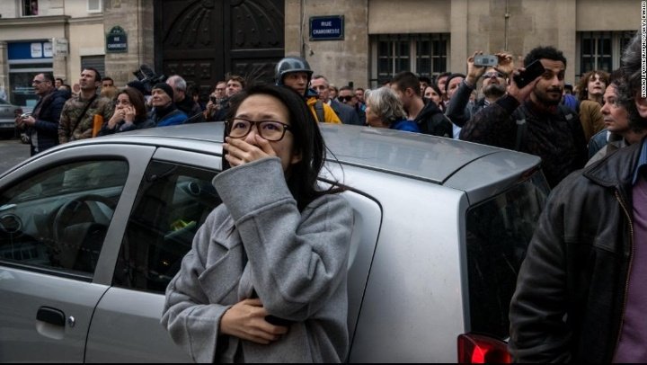 elisablet's tweet photo. just look at their faces... their hearts were broken by a fire which destroys notre dame. i'm crying when i see this. i feel so sorry for french citizens. they lost their great history in four hours... 
#NotreDame https://t.co/TemxjcjWVk