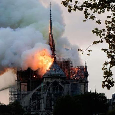 RIPLess2's tweet image. Plusieurs siècles partent en fumée ce soir...
Nous sommes triste ...
Un si beau bâtiment emblématique et historique......