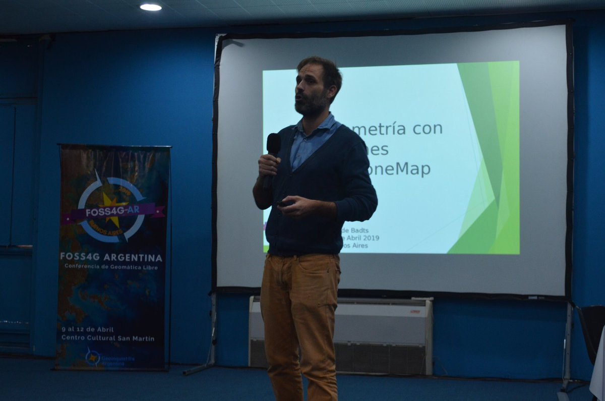 erikdebadts's tweet image. El viernes hablando sobre @OpenDroneMap en @foss4gAR con @ARFotoAerea