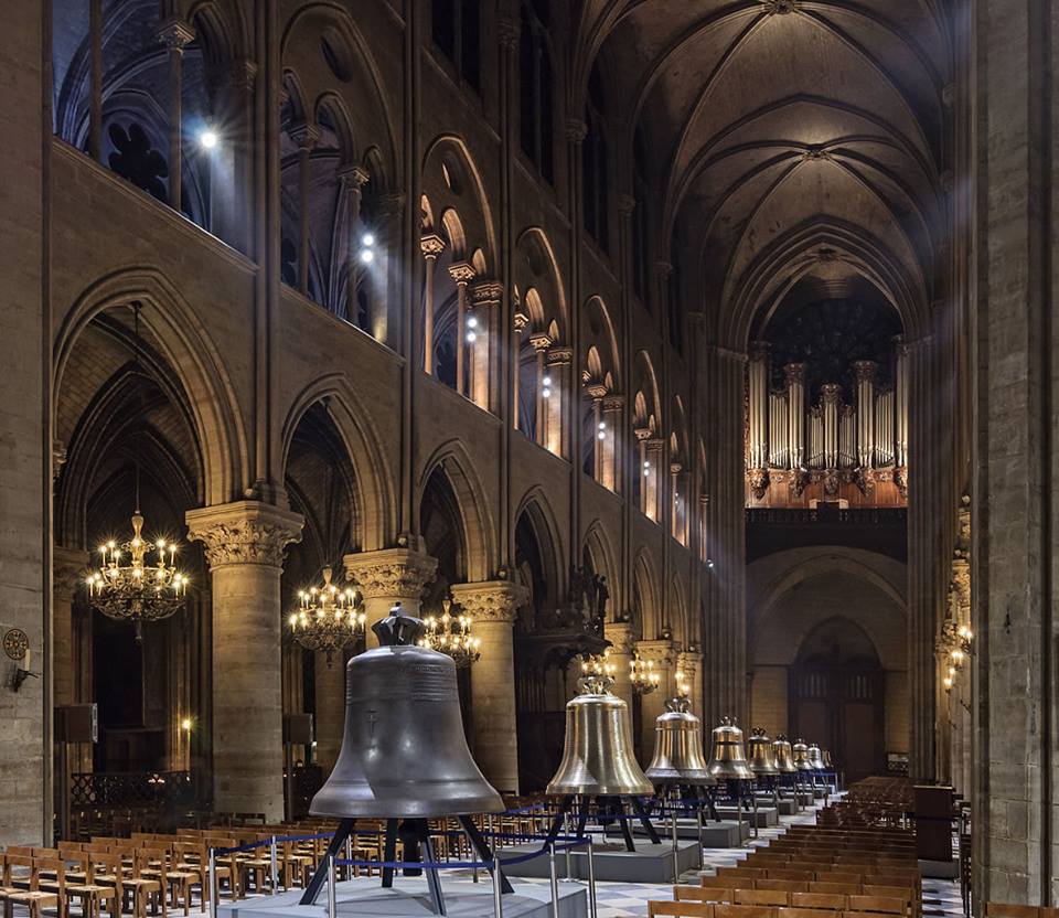 ImagenRetro's tweet photo. Tanta historia y arte perdido. #NotreDame https://t.co/hujILbczLa