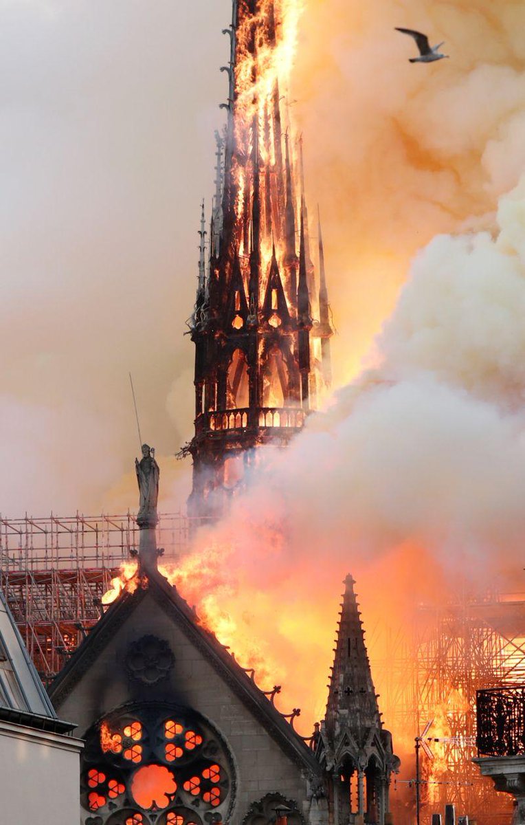 ImagenRetro's tweet photo. Tanta historia y arte perdido. #NotreDame https://t.co/hujILbczLa