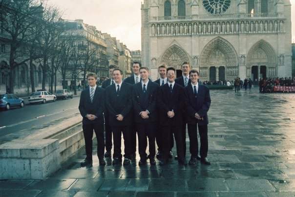 Neil959's tweet photo. 20 years ago. Fresh from performing at #NotreDame with the @BWordsworths Choir ☹💒 https://t.co/fFdrymust6
