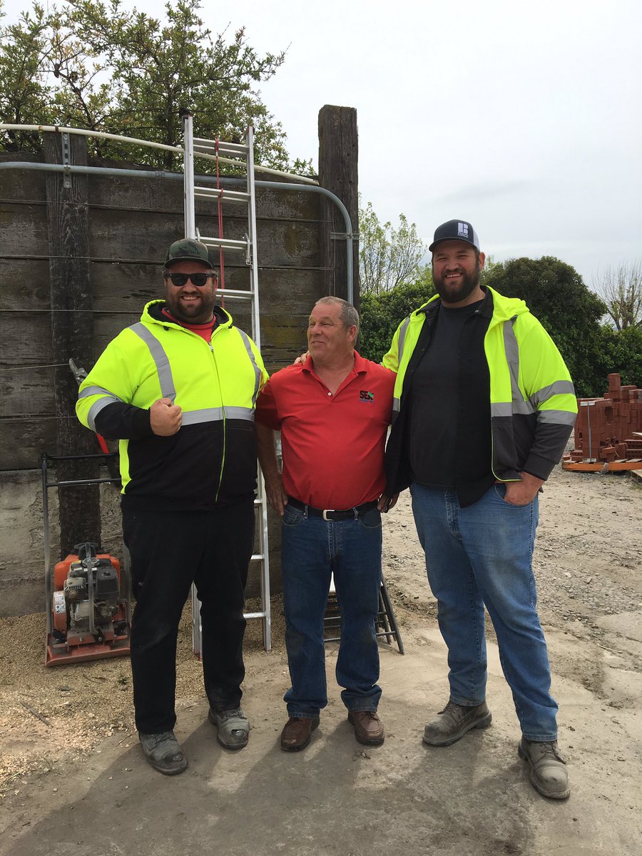 seksurebond's tweet image. We met some great folks at Evergreen Supply in San Jose last week. Our west coast rep, Phil Ouellette, conducted a training class on PolySweep and Surebond.  Look at those smiles - it truly was a successful class!
#hardscapesdoneright #contractortraining #hardscapes #paver