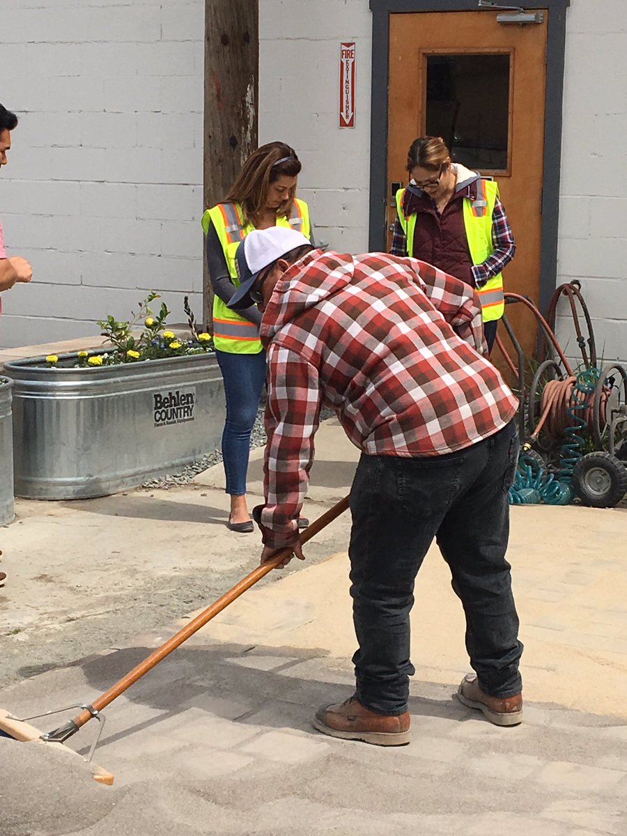 seksurebond's tweet image. We met some great folks at Evergreen Supply in San Jose last week. Our west coast rep, Phil Ouellette, conducted a training class on PolySweep and Surebond.  Look at those smiles - it truly was a successful class!
#hardscapesdoneright #contractortraining #hardscapes #paver