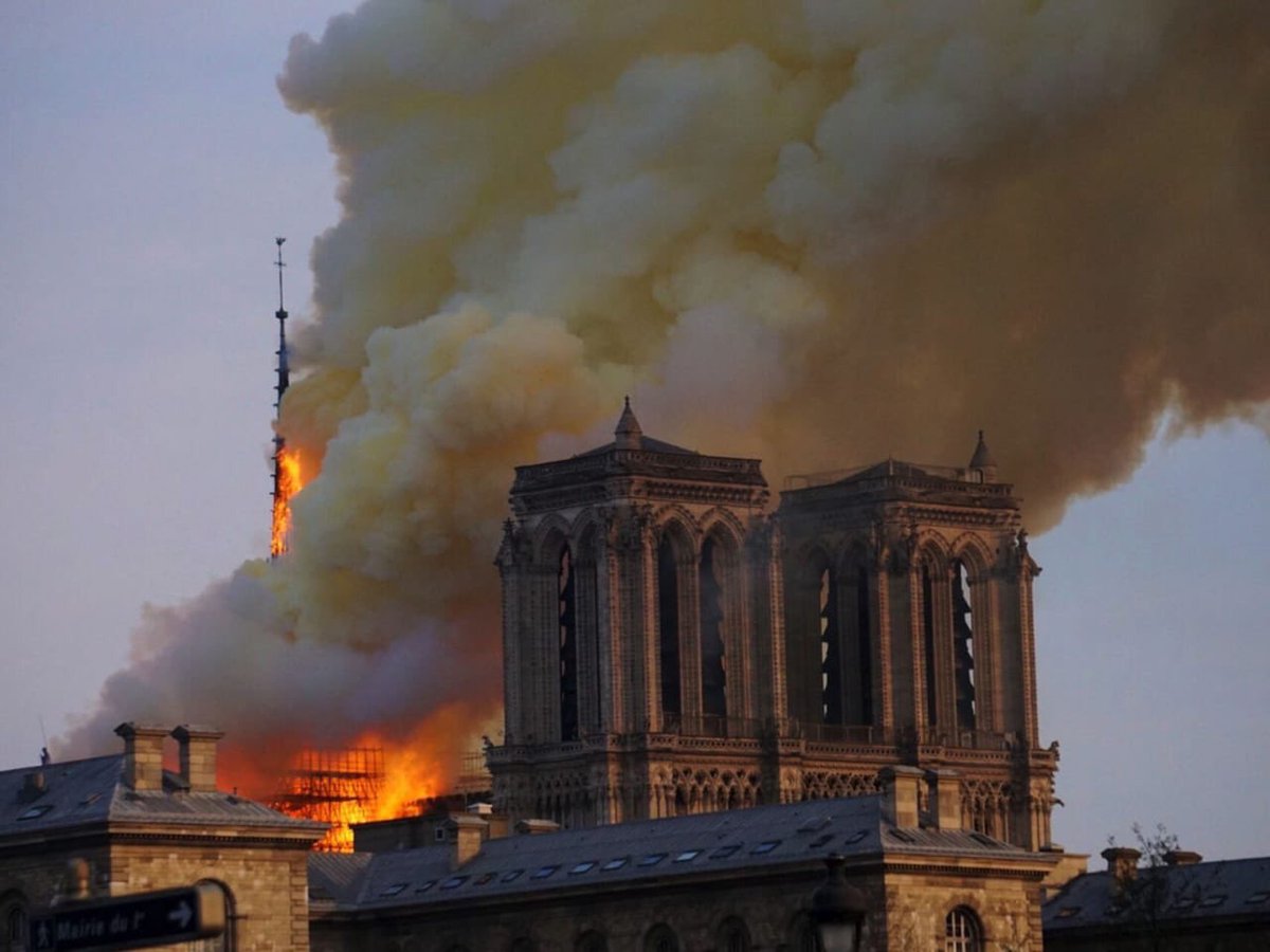 candado_sin's tweet photo. “No es seguro" que se pueda salvar la catedral de Notre-Dame, dice el ministro del Interior francés, Crtistopher Castaner. #SinCandadoRadio #NotreDameFire https://t.co/ZGzVWgpKkI