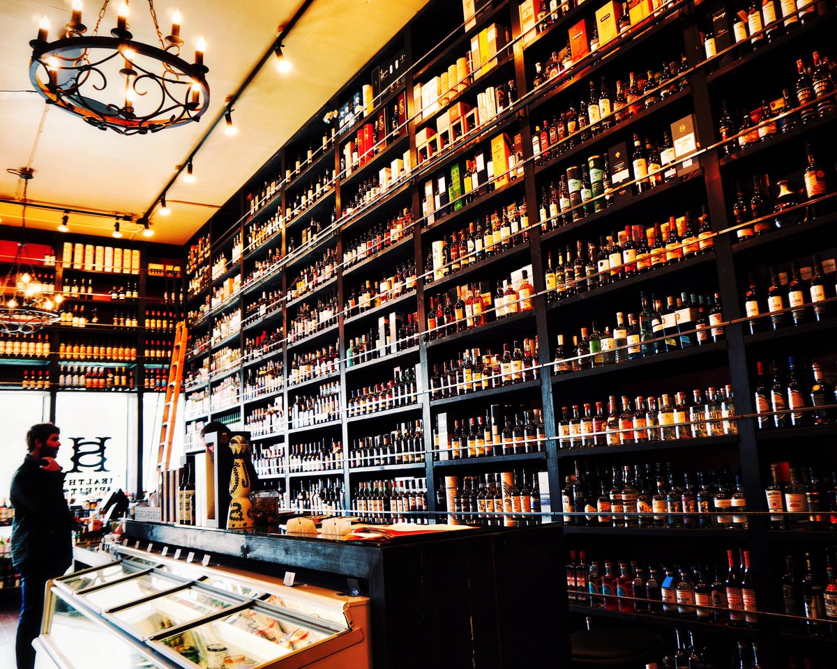 Otroligt sorglig syn, alltför vanlig här i San Francisco. Man går in i en liten spritbutik och lider med amerikanarna. Den fria marknaden misslyckas med att leverera någon form av utbud värt att tala om. Med lite tur kan de få alkoholmonopol snart!!