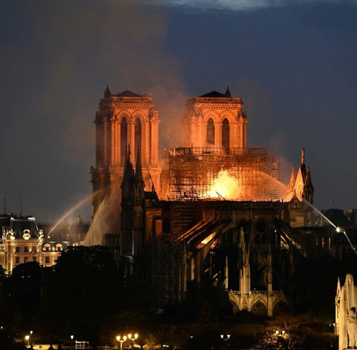 La cultura europea è fin'anche mondiale è ferita da questo immane disastro.  Tutti increduli e dispiaciuti davanti alle immagini di #NotreDame #notredamedeParis in fiamme #notreculture 😔 ♥️