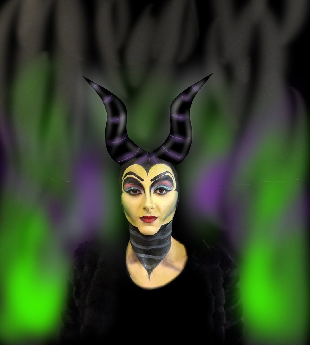 Nayyruuu's tweet photo. Maléfique 🐉
Modèle : Priscilla
MuA: me
Cornes et fond rajouté par mes soins à la tablette graphique.
#disney #makeupdisney #disneymakeup #malefique #maleficent #bodypaiting #facepainting #poulet #mua #mue #labelleauboisdormant #thesleepingbeauty https://t.co/1RgGEAIzkI
