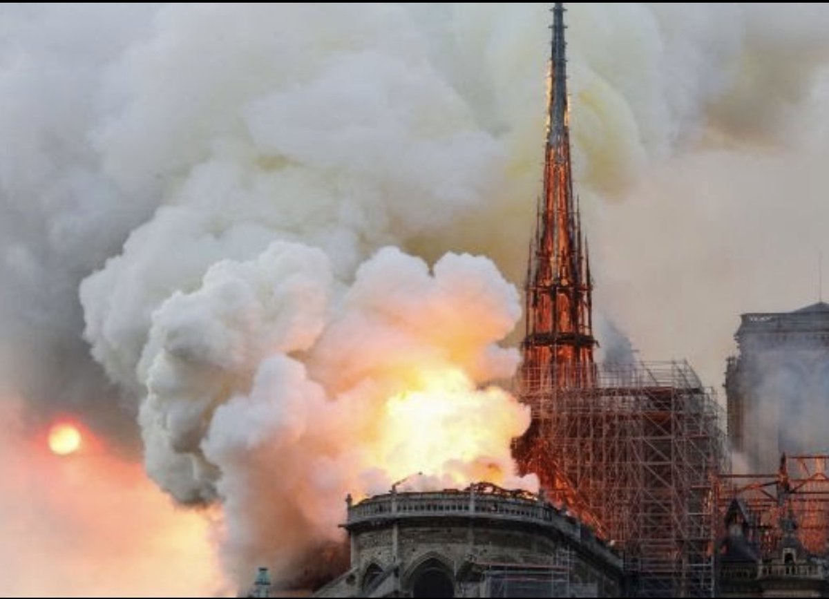 DWNEspanol's tweet photo. Las llamas han provocado una intensa humareda de colores amarillos.
El fuego, con una gravedad aún por determinar, ha tomado uno de los monumentos más visitados de Europa. Unos 13 millones de personas lo visitan cada año......#Espana https://t.co/d27ikyE5CE