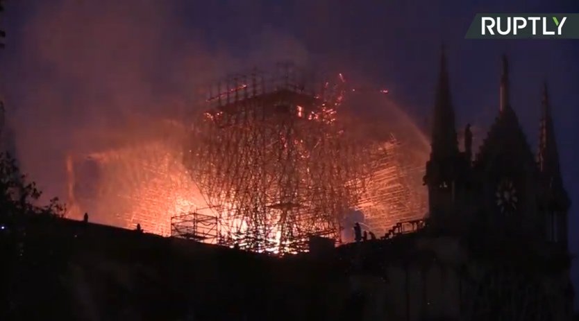 DariaLevchenko's tweet photo. It's hell, it's terrifying 😱😱😱
#NotreDameDeParis
#Paris #ItsHell https://t.co/RIzvx8ekHS