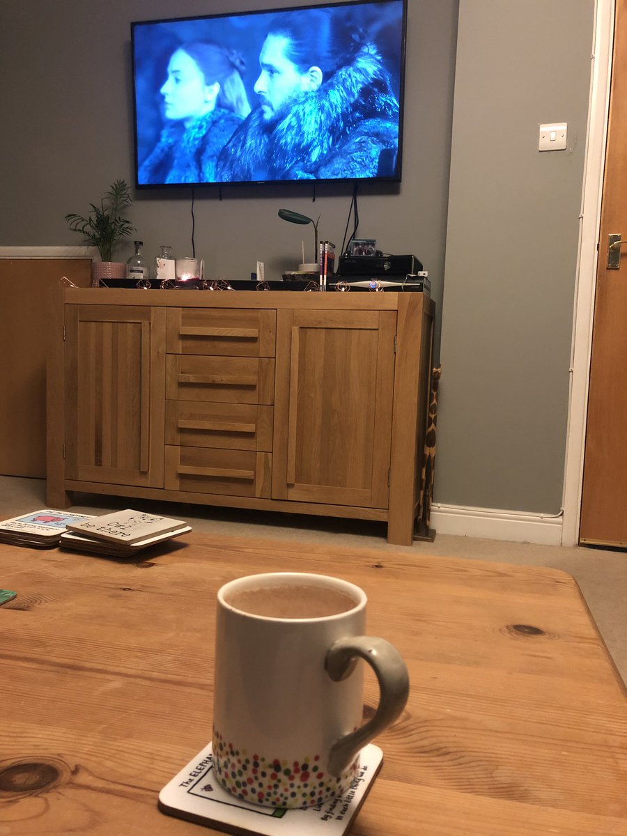 danhalls58's tweet photo. #GamesOfThrones and Baileys hot chocolate! #secondsitting https://t.co/swIAQG5oJO