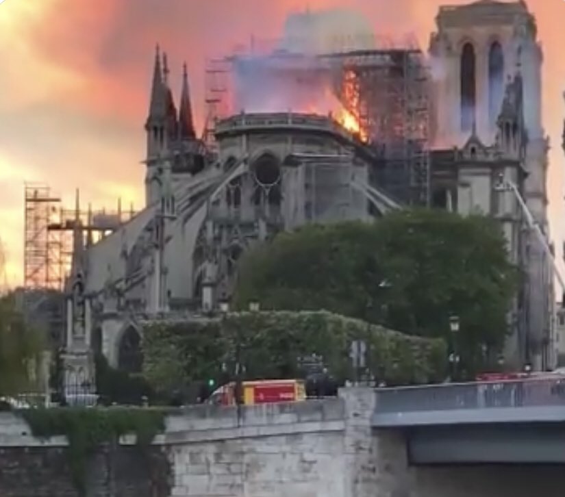 Arde Notre Dame en Semana Santa Una triste metáfora sobre como arde Europa, quemándose desde dentro por sus propias miserias y el desprecio a sus tradiciones y a su pueblo.