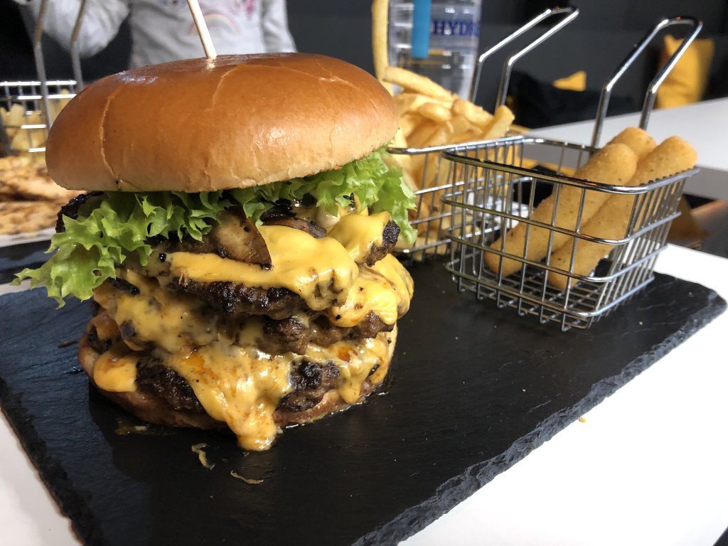 thehalalplug's tweet photo. Bun &amp; Slice https://t.co/pNR3n17r41 https://t.co/BVer80Xbs4