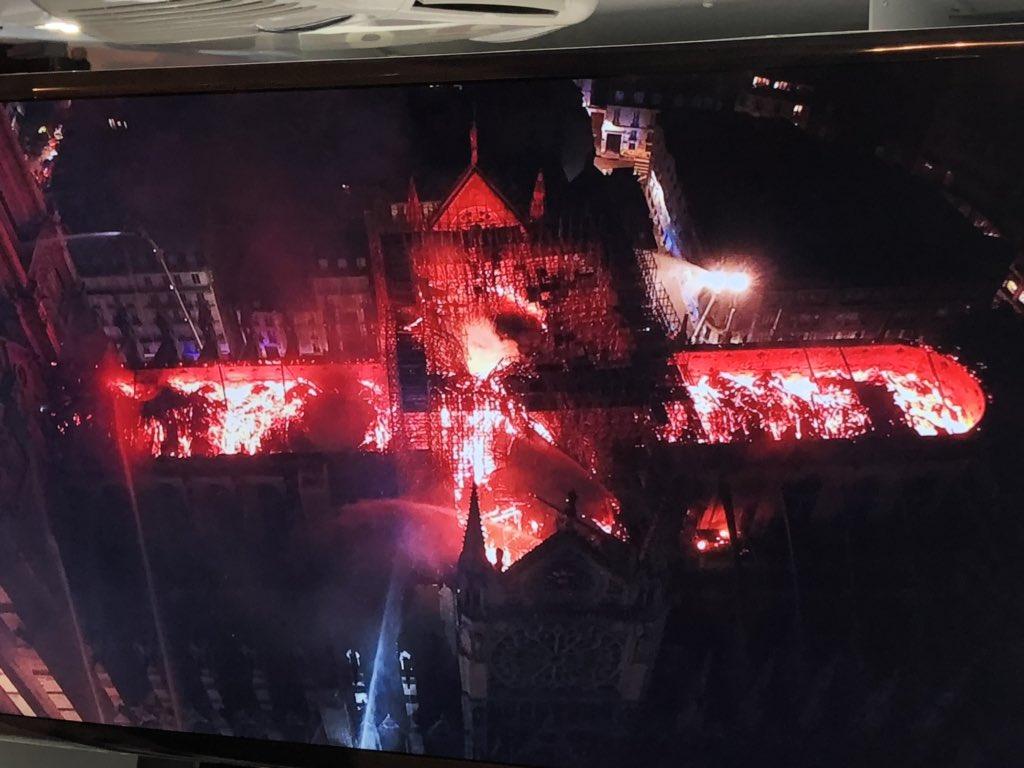 INCENDIO EN NOTRE DAME - Página 2 D4OHYoWW4AAGcjd