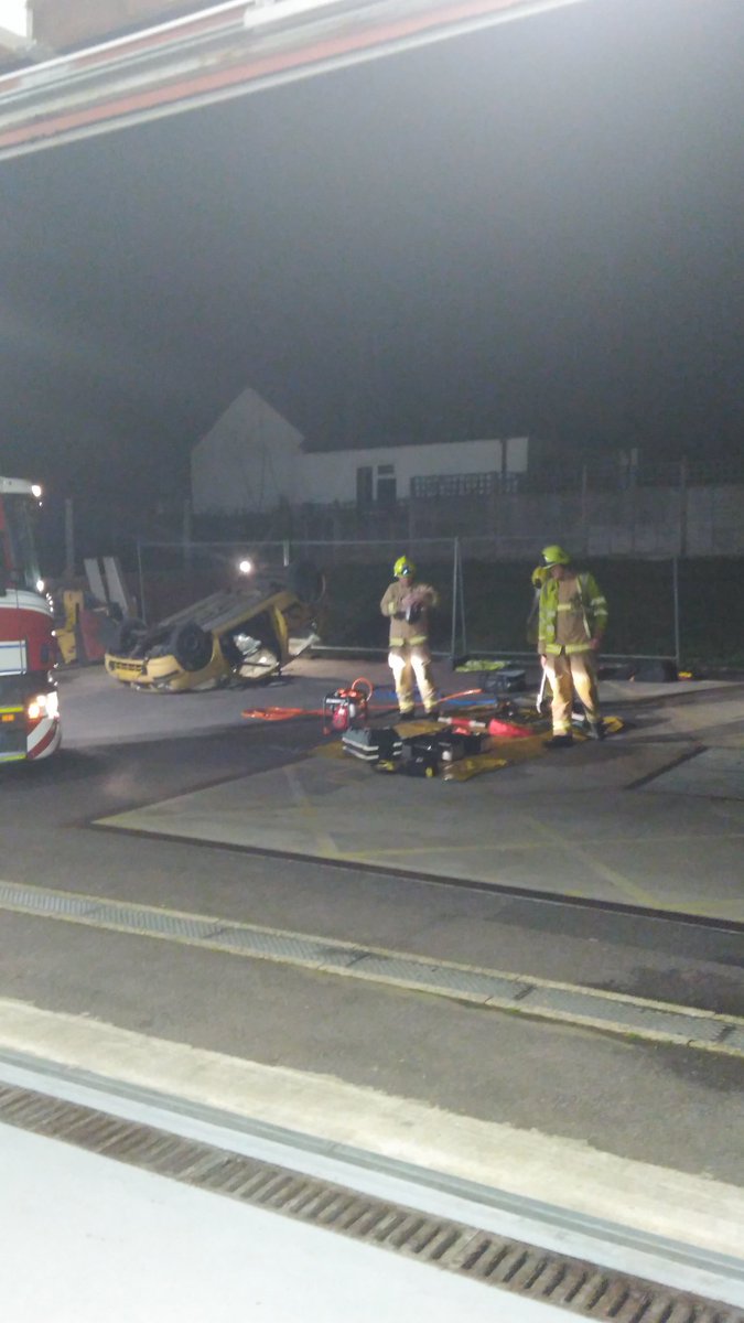 Station_50's tweet photo. First training of the night open water pumping off station then RTC persons trapped #notjustfire #ProudToBeOnCall https://t.co/9hiFQEyVCC