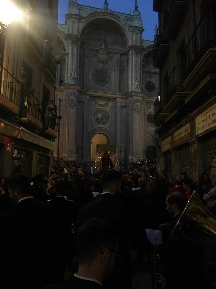 BandaCullarVega's tweet photo. 📸 Imágenes previas a la entrada a la S.I Catedral @sercofrade @granadacofrade https://t.co/x7t1Qza754