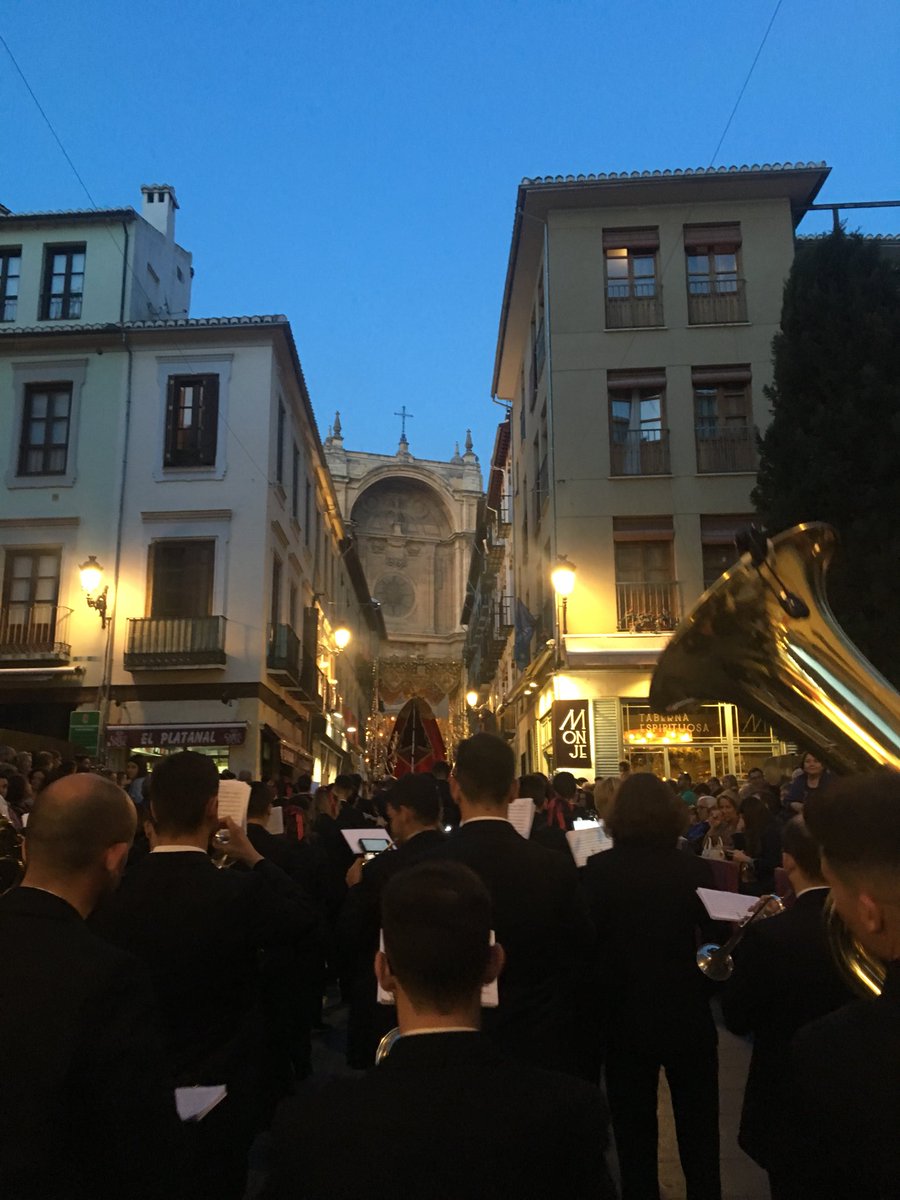 BandaCullarVega's tweet photo. 📸 Imágenes previas a la entrada a la S.I Catedral @sercofrade @granadacofrade https://t.co/x7t1Qza754