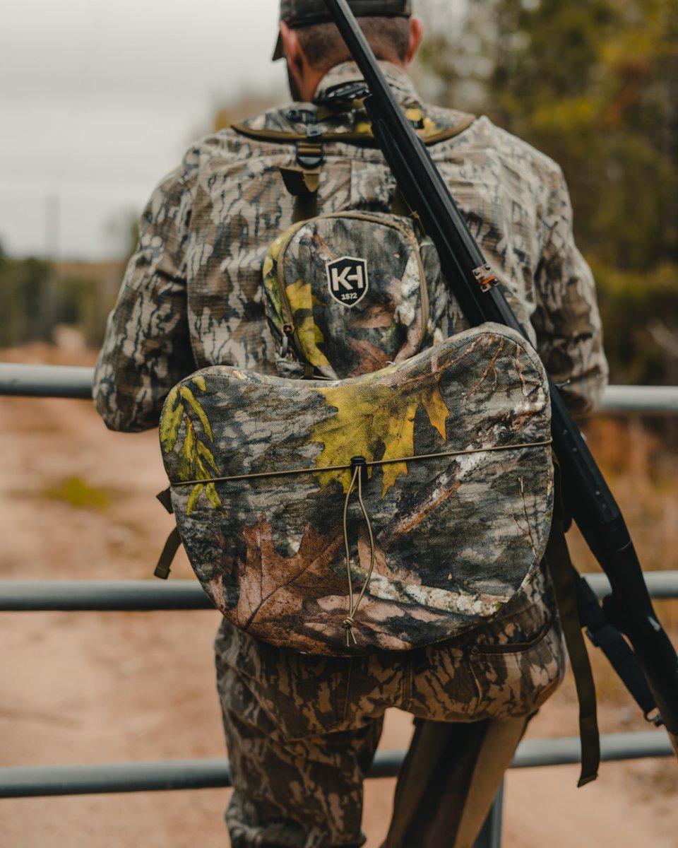 When you heard that gobble on the other side of the fence....
📷: @hunterbphelps

#TurkeySeason #TurkeyHunting