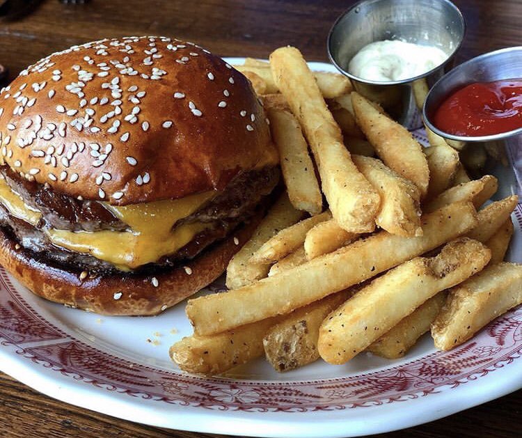Barman’s Banquet starts at 5pm! 

{Our burger, a beer, shot of bourbon for $15}

Many thanks to @606_foodie via Insta for the 🤙🏼 photo!

#corridorbrewery #chicagobeer #chicagobrewery #chicagoburger #chicagofood #chicagofoodies #southportcorridor