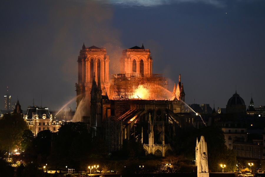 mahddalena's tweet photo. “Tutelare i beni artistici per tutelare la nostra anima perché non sono pezzi di pietra che se ne vanno, ma pezzi di noi stessi”

Tomaso Montanari poco fa al Tg1.
#Notredame https://t.co/PBrZQ1GVJH