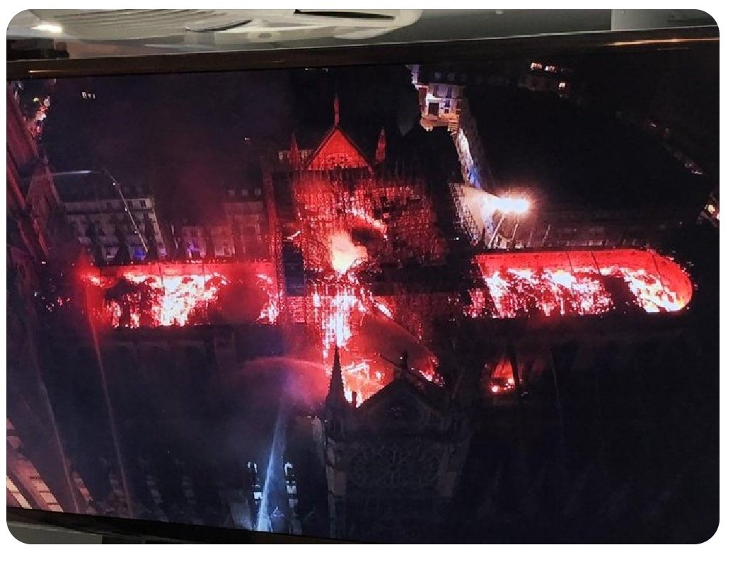 RigolTv's tweet photo. J'ai peur d'aller me coucher et d'entendre en me réveillant que #NotreDame n'existe plus 😢 😥😞😟😩 https://t.co/XzgxvXzwEt