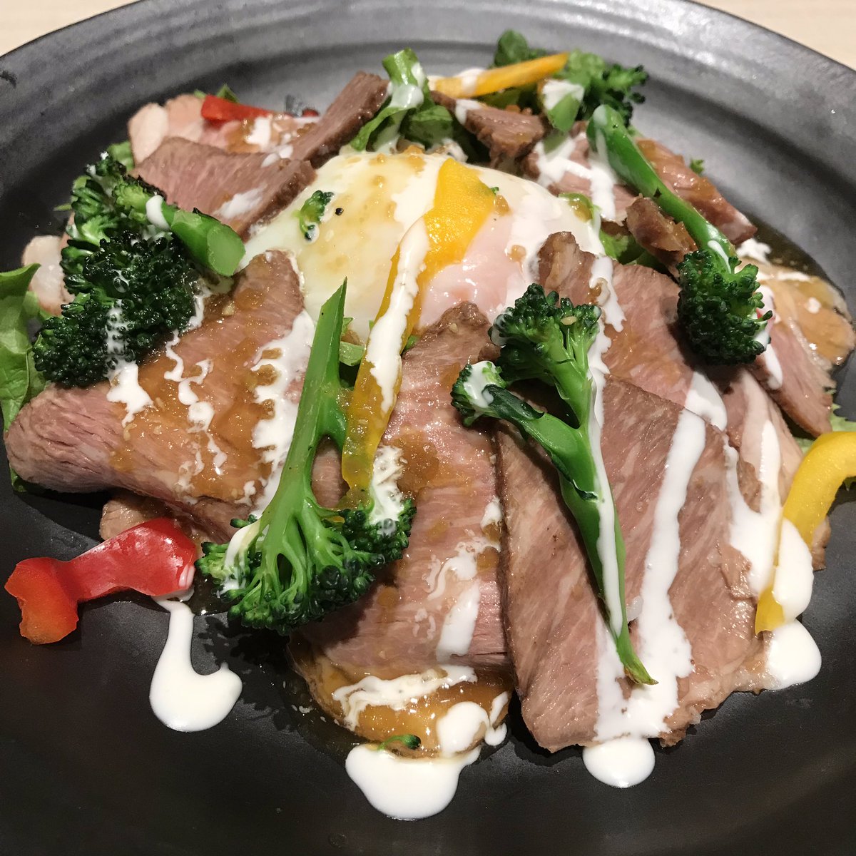 yoemonsnow's tweet photo. 温玉のせローストビーフ丼〜わさび風味の春仕立て〜✨
見た目も鮮やかで、食でも春を満喫です😋
#ローストビーフ丼
#温玉のせ
#春野菜
#わさび風味
#ぜんていのイタリアンvg
#新潟市秋葉区
#新津
#roastbeef
#hotspringegg
#wasabiflavor
#springvagetable
#enjoythespring
#niigata https://t.co/2nSz3LcKSO