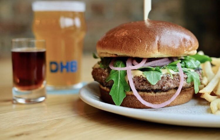 This sunny Monday = celebrations = burgers and beers! ☀️🍔🍻

Barman’s Banquet starts at 5pm. 💪🏼

#dryhopbrewers #chicagoburger #chicagobeer #chicagobrewery #lakeviewchicago